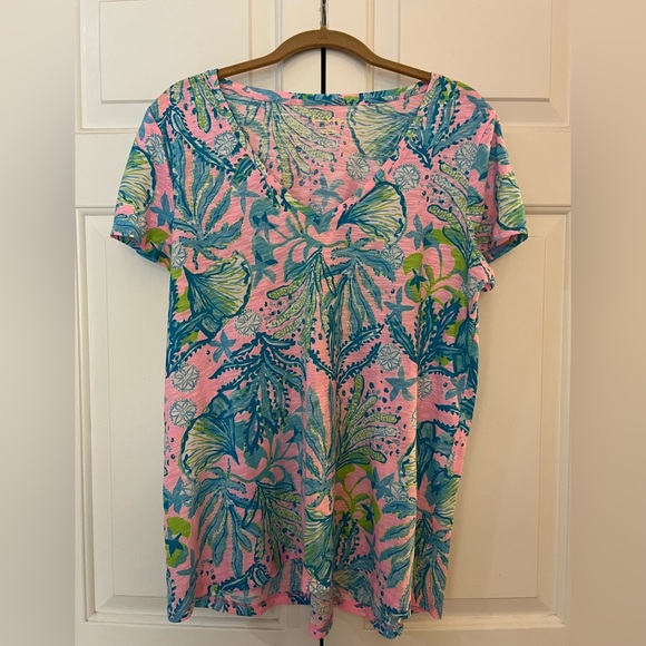 Lilly Pulitzer Tops - Lilly Pulitzer Pink Tropical V-Neck Tee with Blue & Green Sea Print EUC Size M
